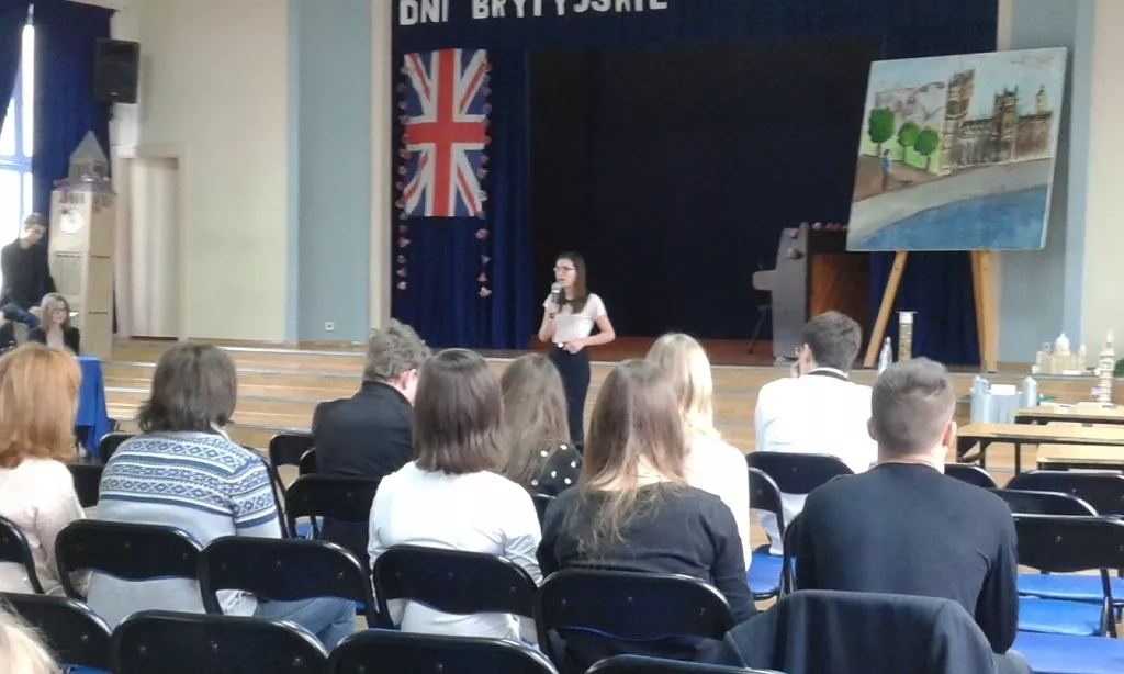 Julia wykonująca piosenkę