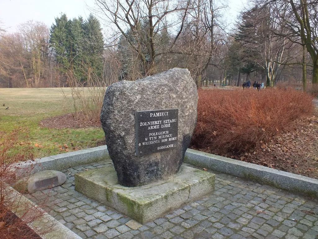głaz upamiętniający poległych żołnierzy w Parku im. A.Mickiewicza