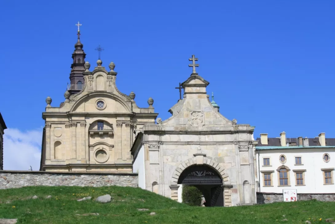 W drodze na Święty Krzyż, tuż u bram Klasztoru