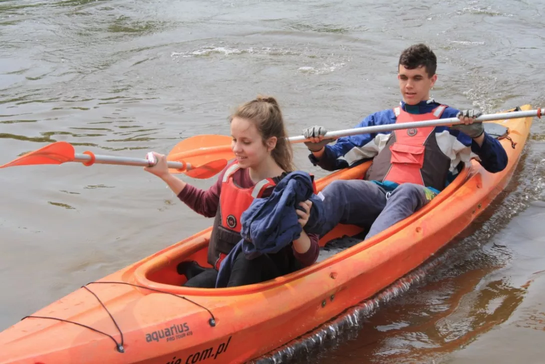 Marek i Kasia dobijają do brzegu.