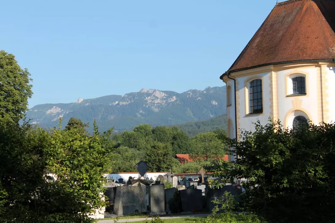 Za klasztorem widok na góry.