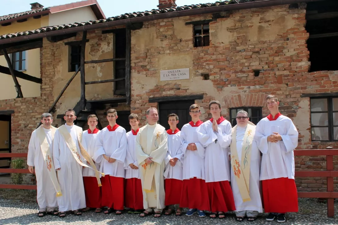 Służba liturgiczna przed domem, w którym urodził się św. Jan Bosko.
