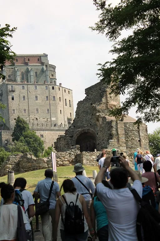 Tym razem pieszo udajemy się do klasztoru pod wezwaniem świętego Michała Archanioła (Sacra di San Michele)