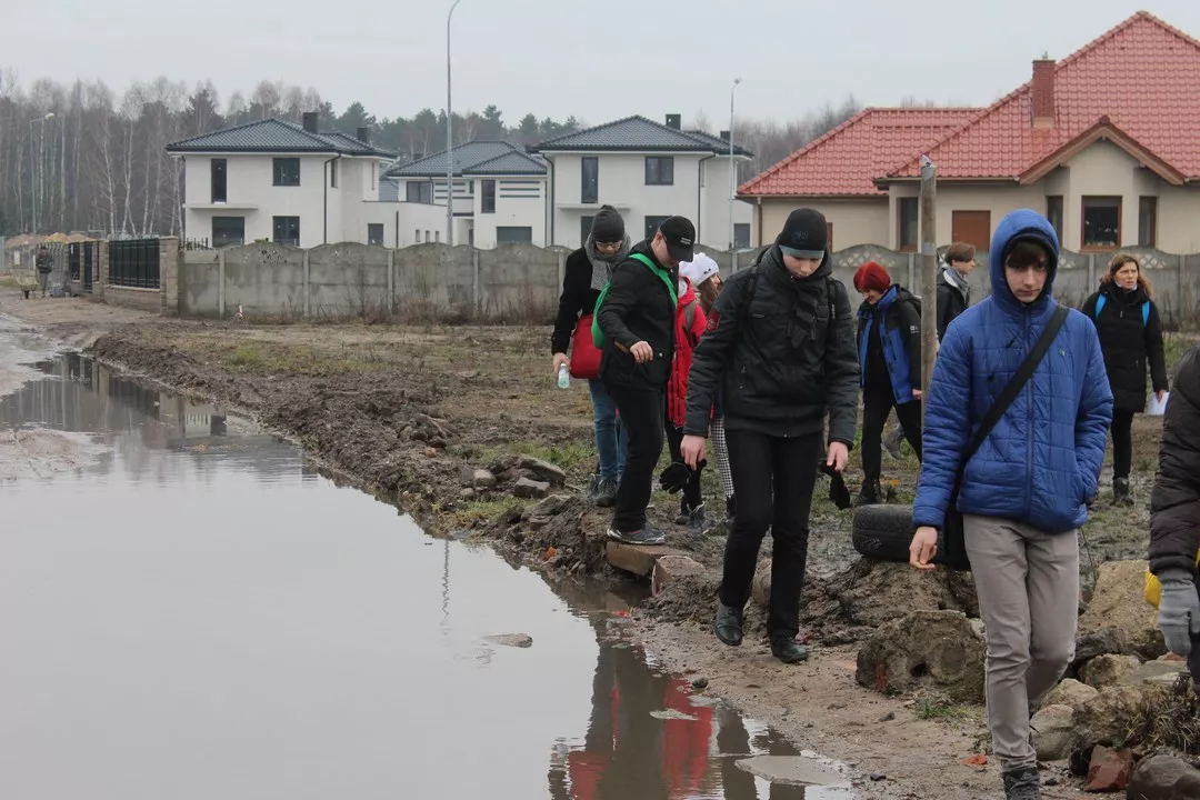 Droga była błotnista.