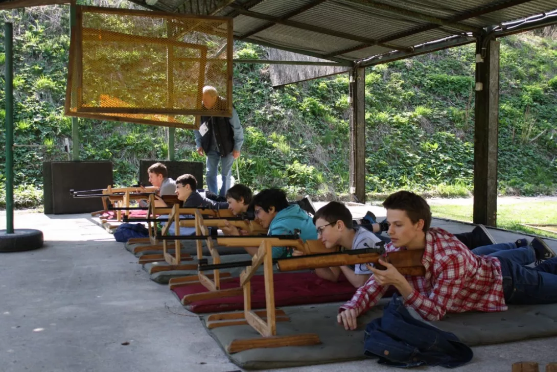 Pierwsza seria. Karabinek sportowy, pozycja leżąca.