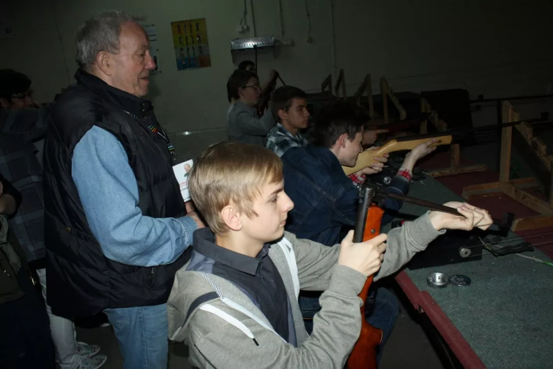 Na strzelnicy sportowej.