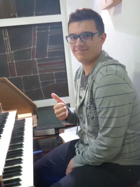 Nasz organista Kamil zawsze uśmiechnięty