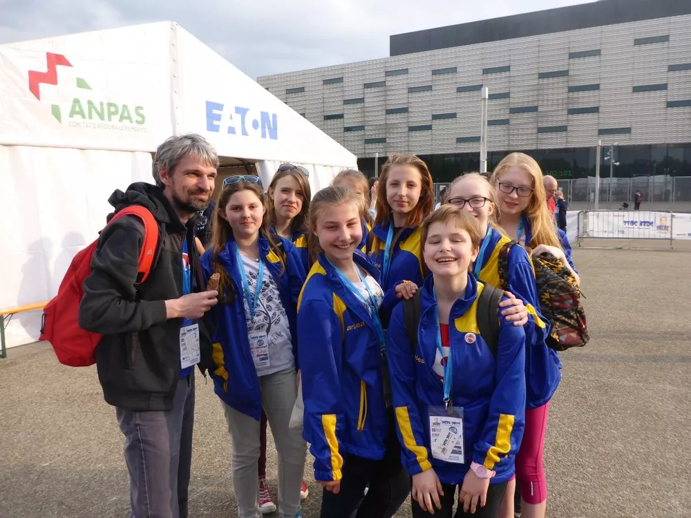 Drużyna przed  biurem zawodów