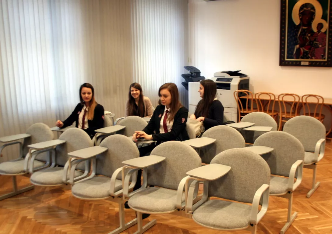 Uczestnicy olimpiady zajmują miejsca.