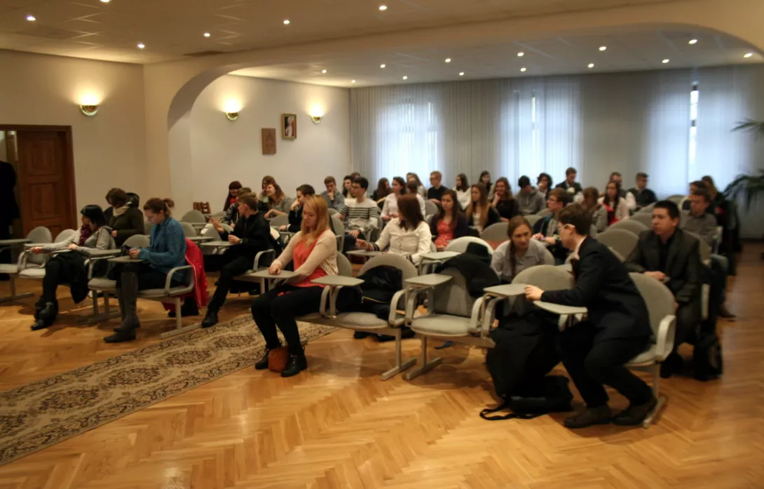 Uczestnicy olimpiady zajmują miejsca.