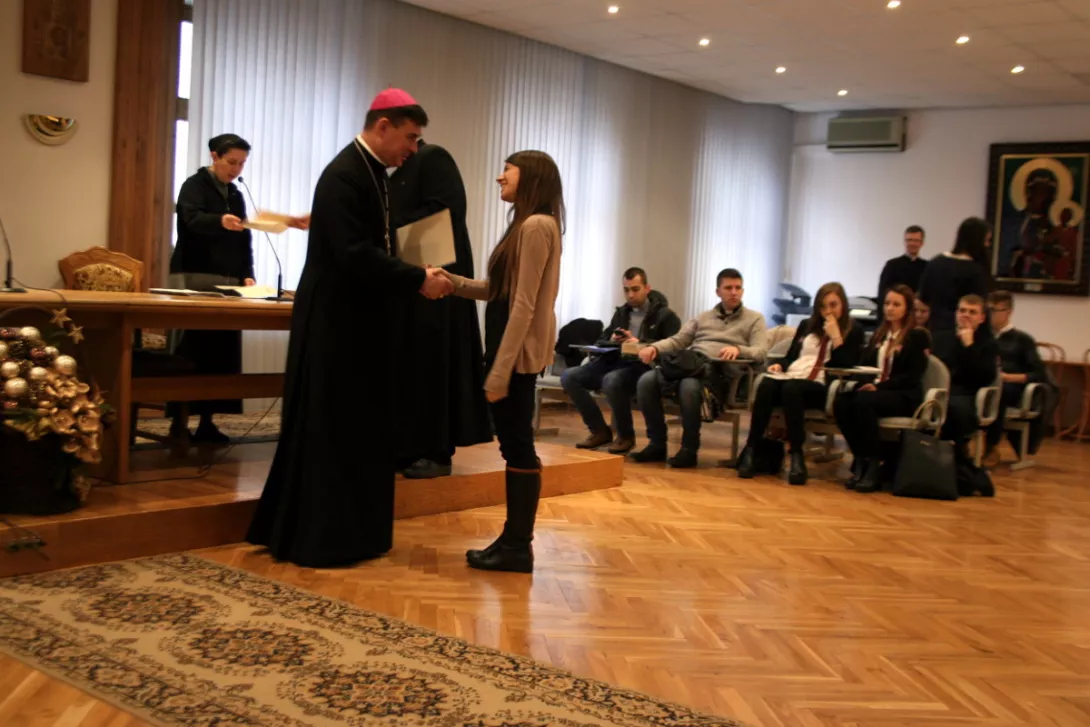 Wręczenie dyplomu dla Joanny Człapińskiej.