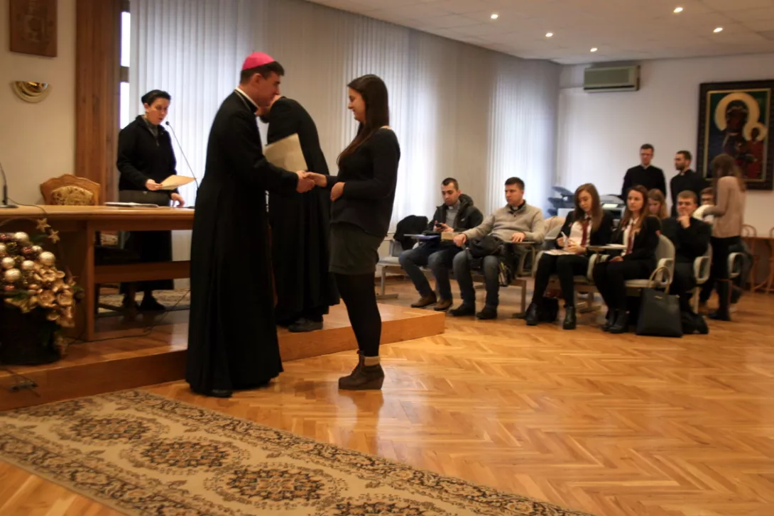 Wręczenie dyplomu dla Aleksandry Kowarik.