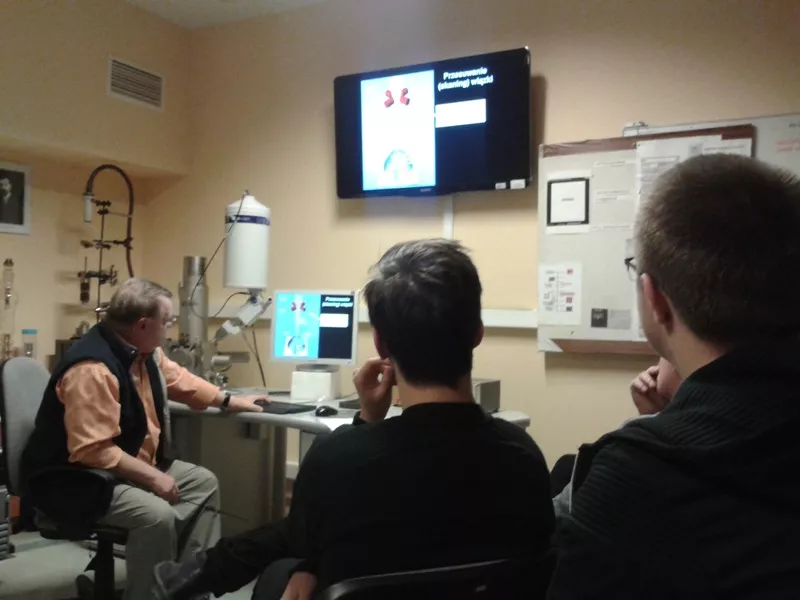 Zajęcia przy mikroskopie elektronowym