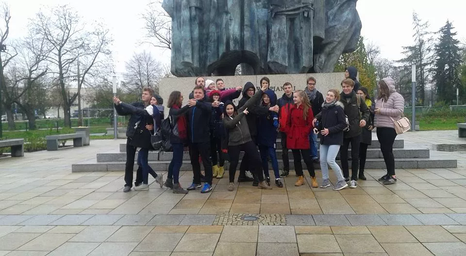 Przed pomnikiem Wyspiańskiego