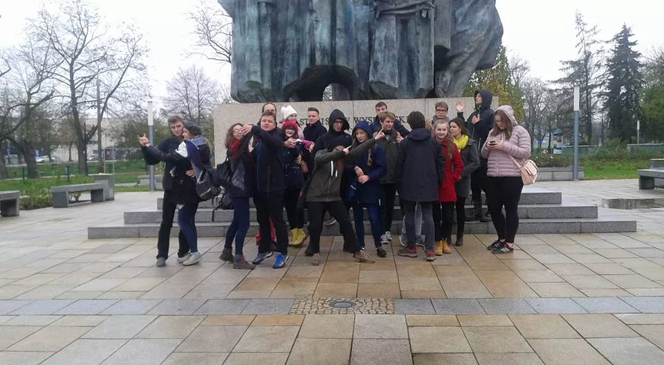 Nikt się nie domyśli, dlaczego tak dziwnie stoimy, więc napiszę wprost: nawiązujemy do "Wesela"