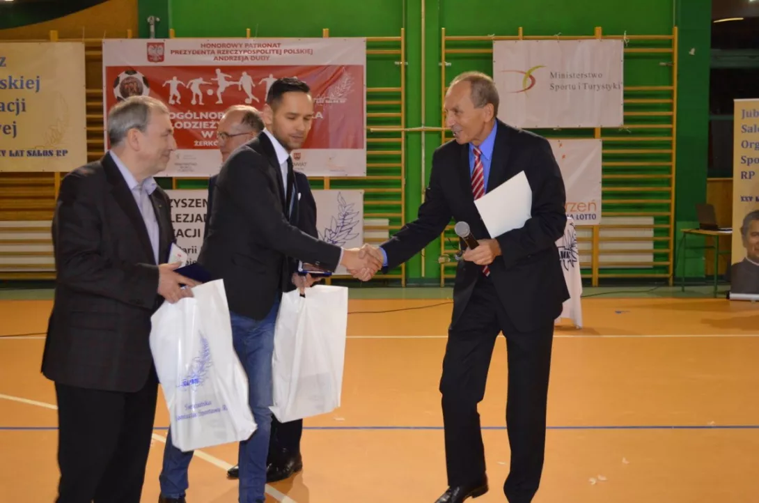 Prof. dr hab. Zbigniew Dziubiński gratuluje otrzymania medalu