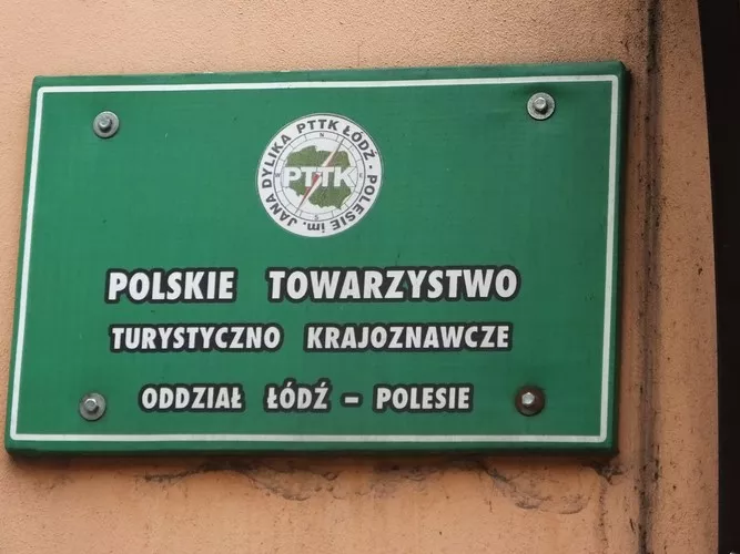 Tablica PTTK przy wejściu do siedziby
