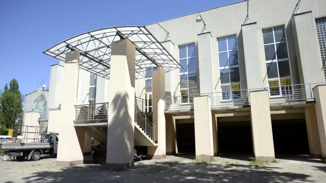 Hala sportowa od parkingu.