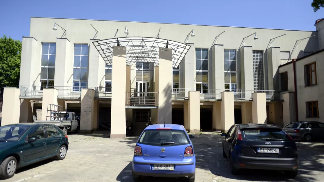 Hala sportowa od parkingu.