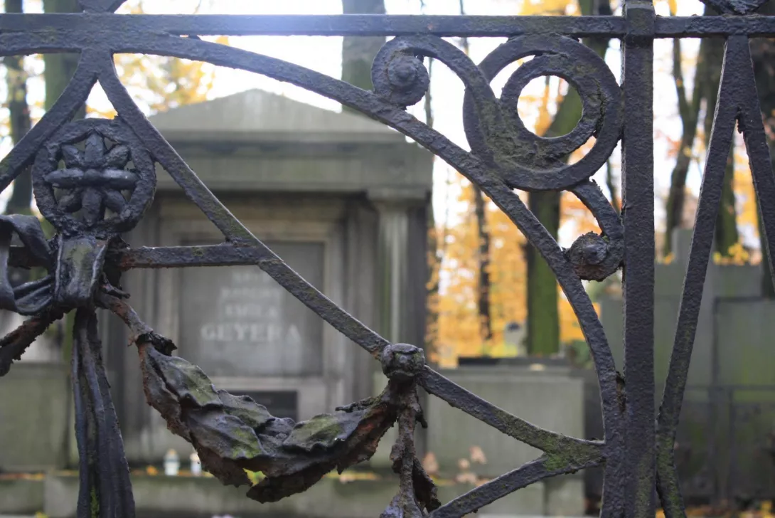 Grób Emila Geyera - jednego z fundatorów budynku, w którym się uczymy