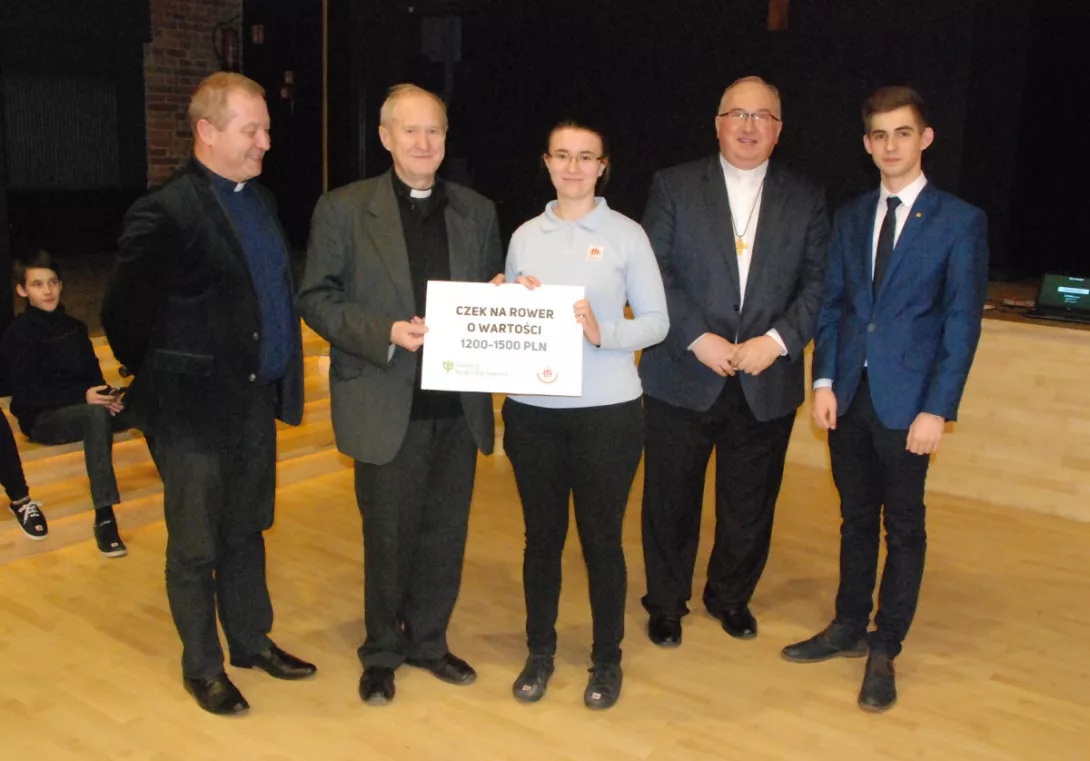 Wręczenie nagrody głównej przez Prezesa Fundacji Nauki i Wychowania ks. Stanisława Hajkowskiego.