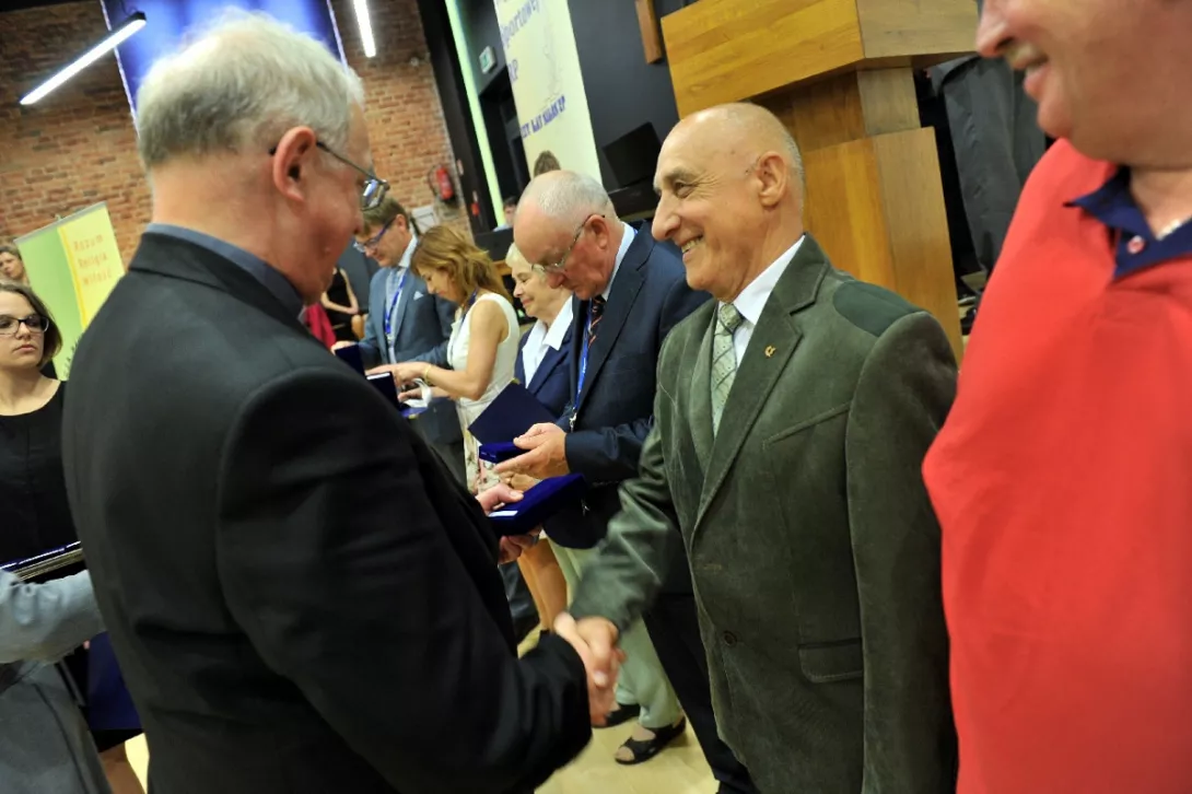 Medale dla ks. Dyrektora i naszych Nauczycieli