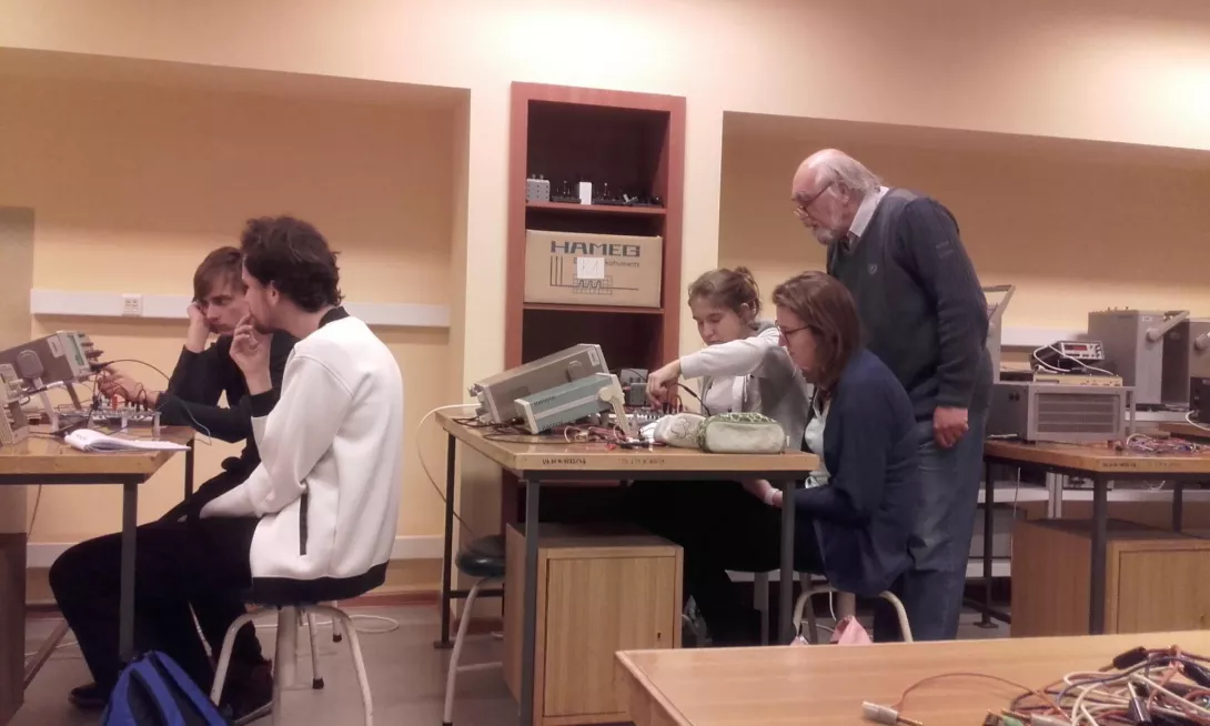 2017/2018 Zuzia, Ula, Piotrek i Antek w Pierwszej Pracowni Fizyki przy oscyloskopach