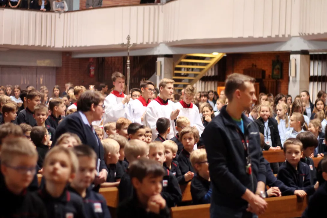 Początek mszy  świętej. (fot. Mateusz Ociński)