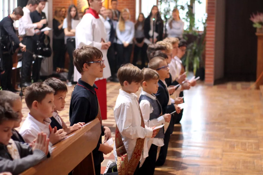 Nowi ministranci składają przyrzeczenie. (fot. Mateusz Ociński)