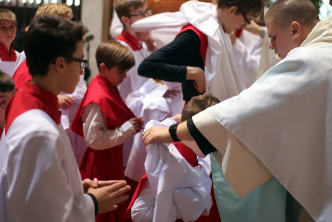 Nałożenie stroju ministranta. (fot. Mateusz Ociński)
