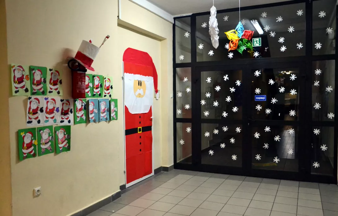 Dekoracje bożonarodzeniowe na piętrze wczesnoszkolnym 2018