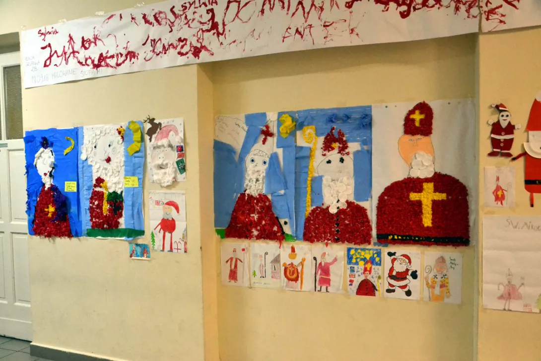 Dekoracje bożonarodzeniowe na piętrze wczesnoszkolnym 2018