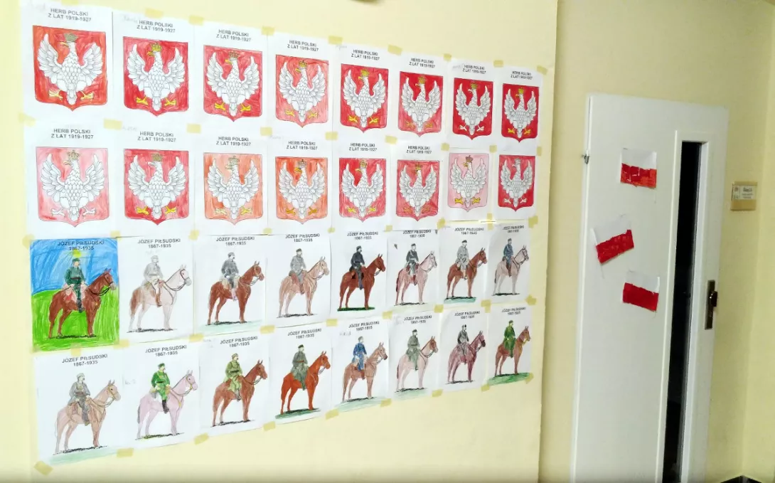 Dekoracje z okazji setnej rocznicy odzyskania przez Polskę niepodległości.