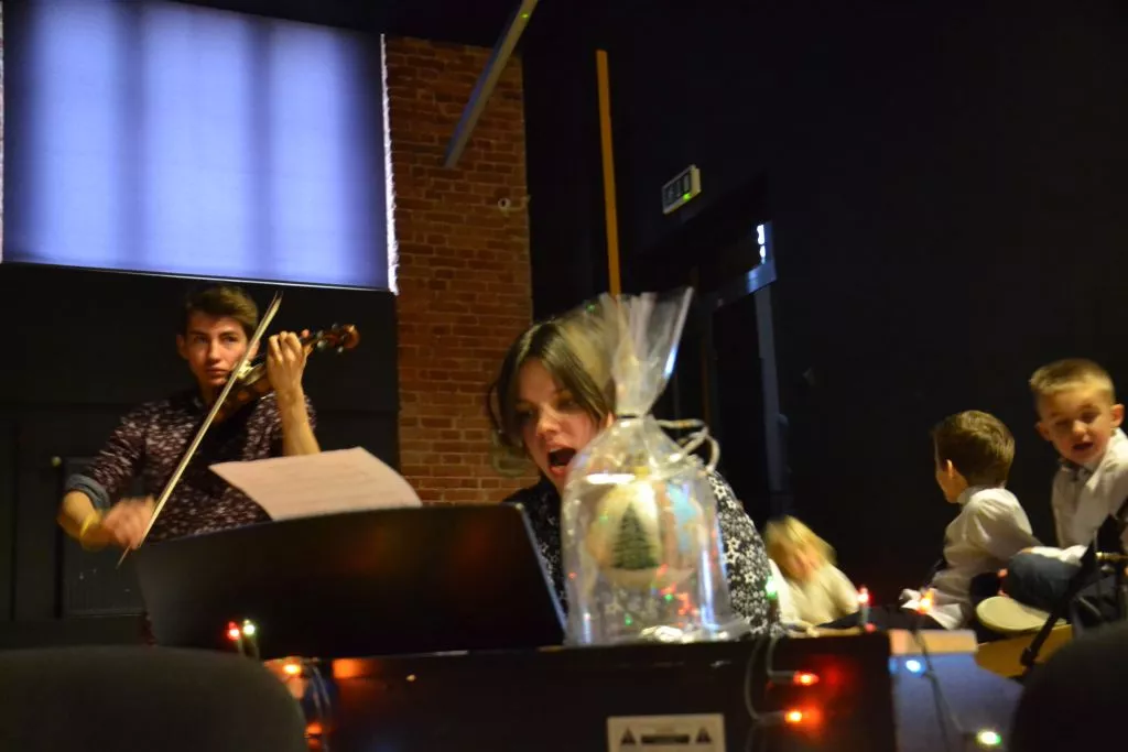 Kolędy z Piotrkiem z 2 lo.