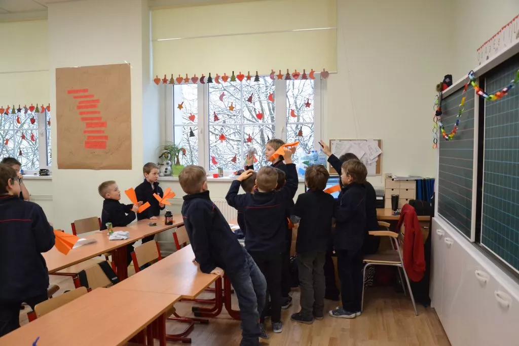 Samolotów z origami uczy nas Daniel z 6 ssp.