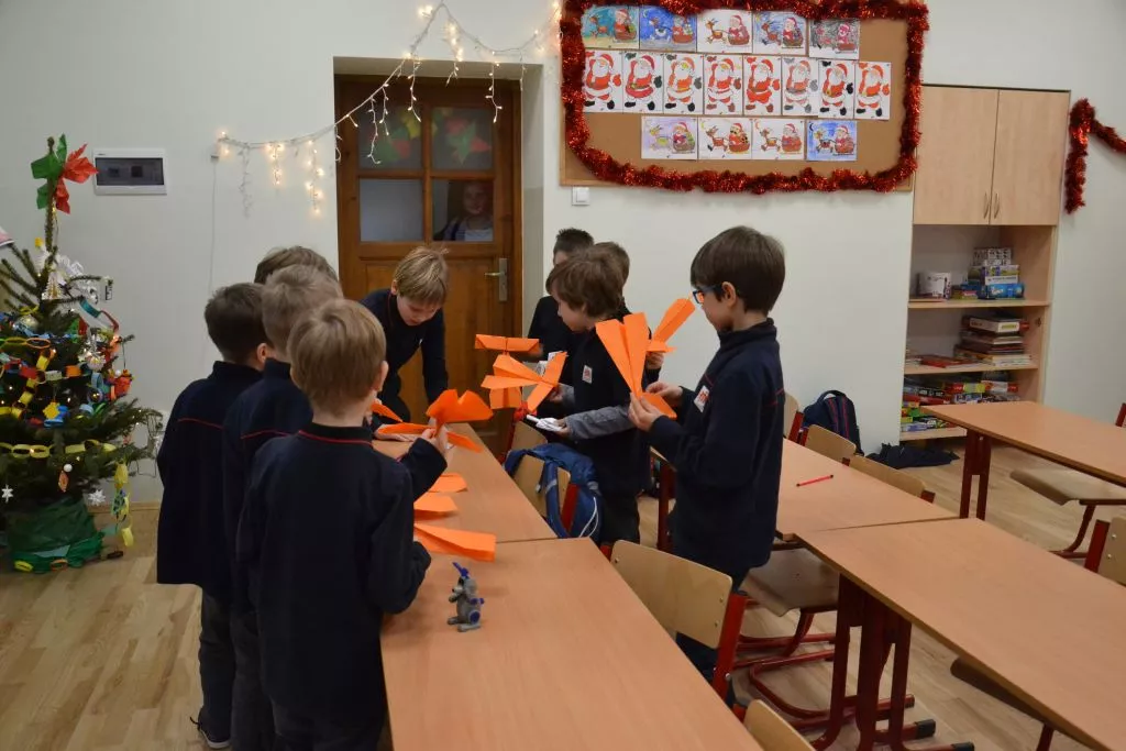 Samolotów z origami uczy nas Daniel z 6 ssp.