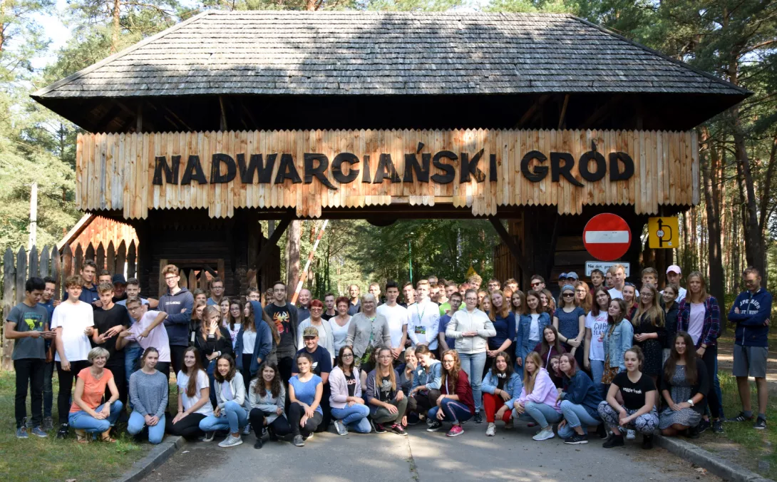 Wszyscy uczestnicy przed bramą wjazdową do stanicy harcerskiej Nadwarciański Gród, gdzie odbywał się obóz.