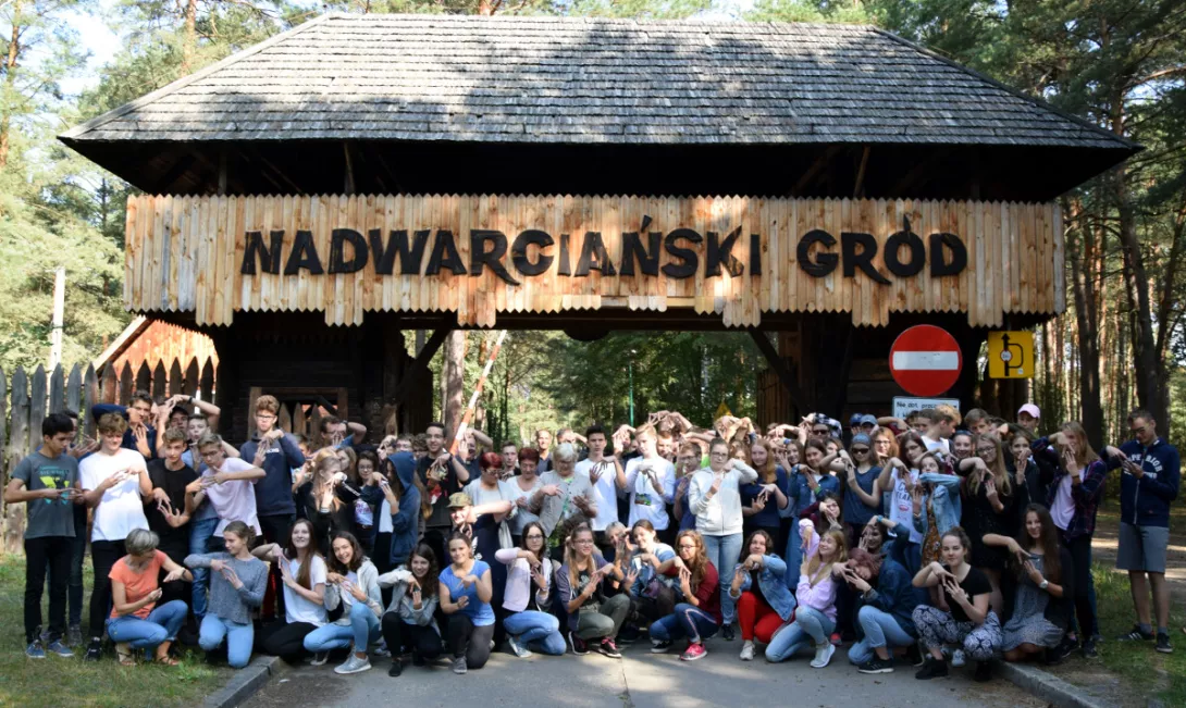 Wszyscy pokazują znaczek salezjański.