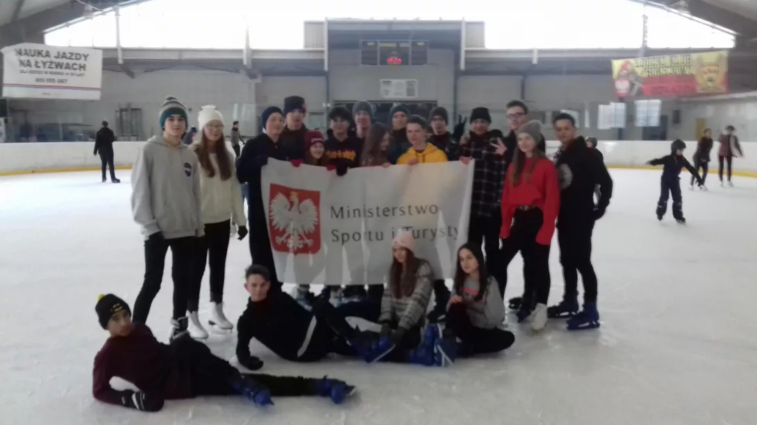 Wyjście klasy III d  szkoły gimnazjalnej na lodowisko