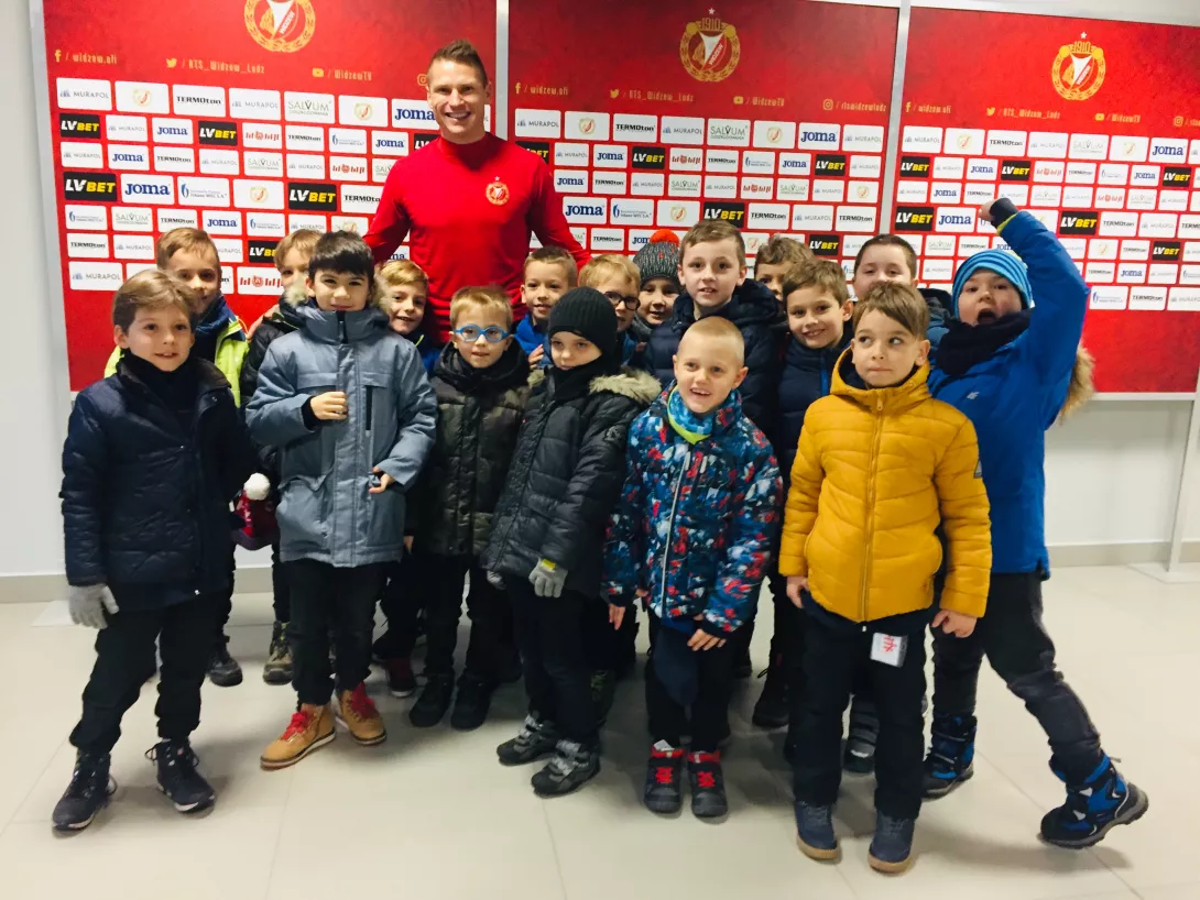 Ib doskonale bawi się... zwiedzamy stadion piłkarski.