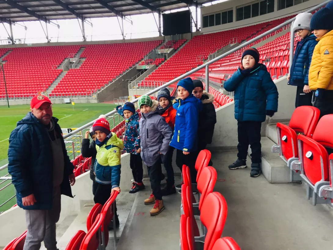 Ib doskonale bawi się... zwiedzamy stadion piłkarski.