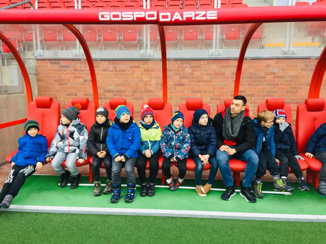 Ib doskonale bawi się... zwiedzamy stadion piłkarski.