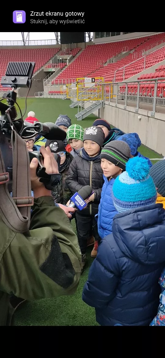 Ib doskonale bawi się... zwiedzamy stadion piłkarski.