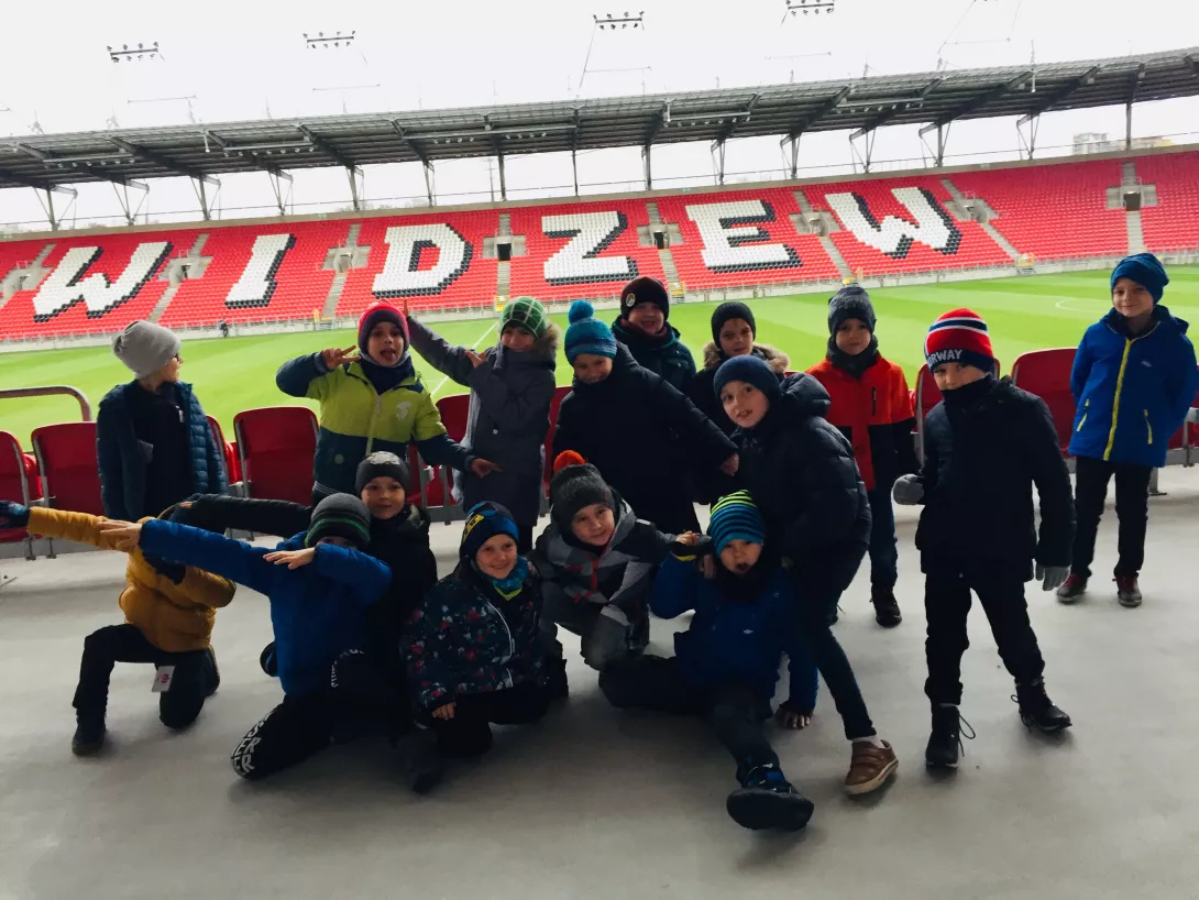 Ib doskonale bawi się... zwiedzamy stadion piłkarski.