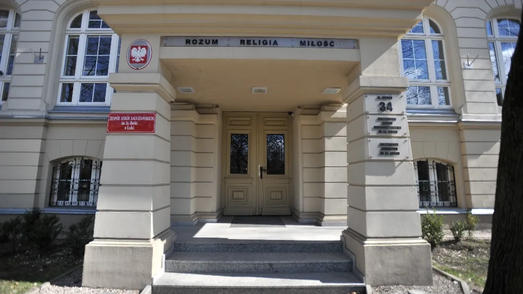 Budynek szkoły - wejście