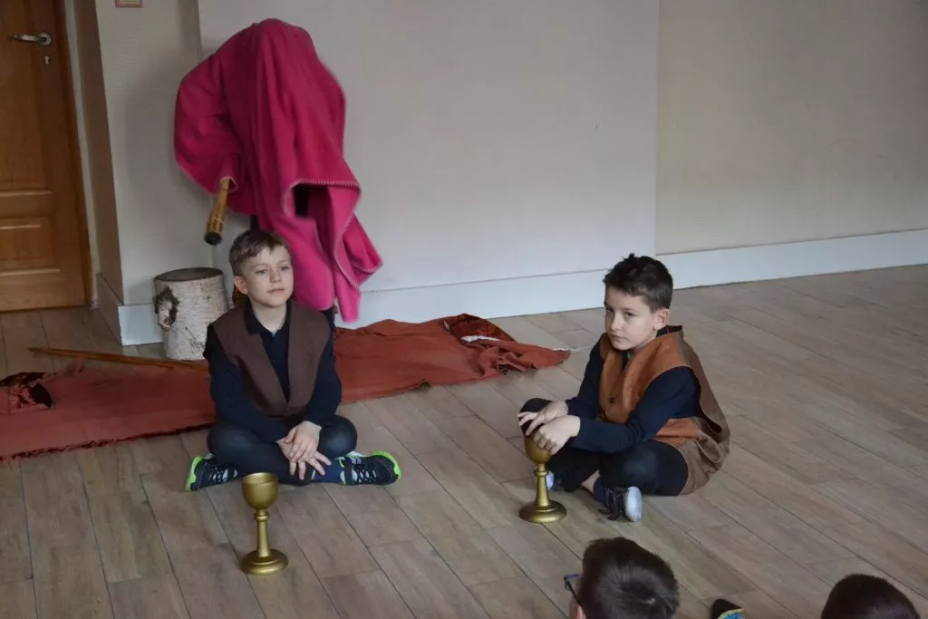 Zza kulis... 2b SSP bawi się w teatr!