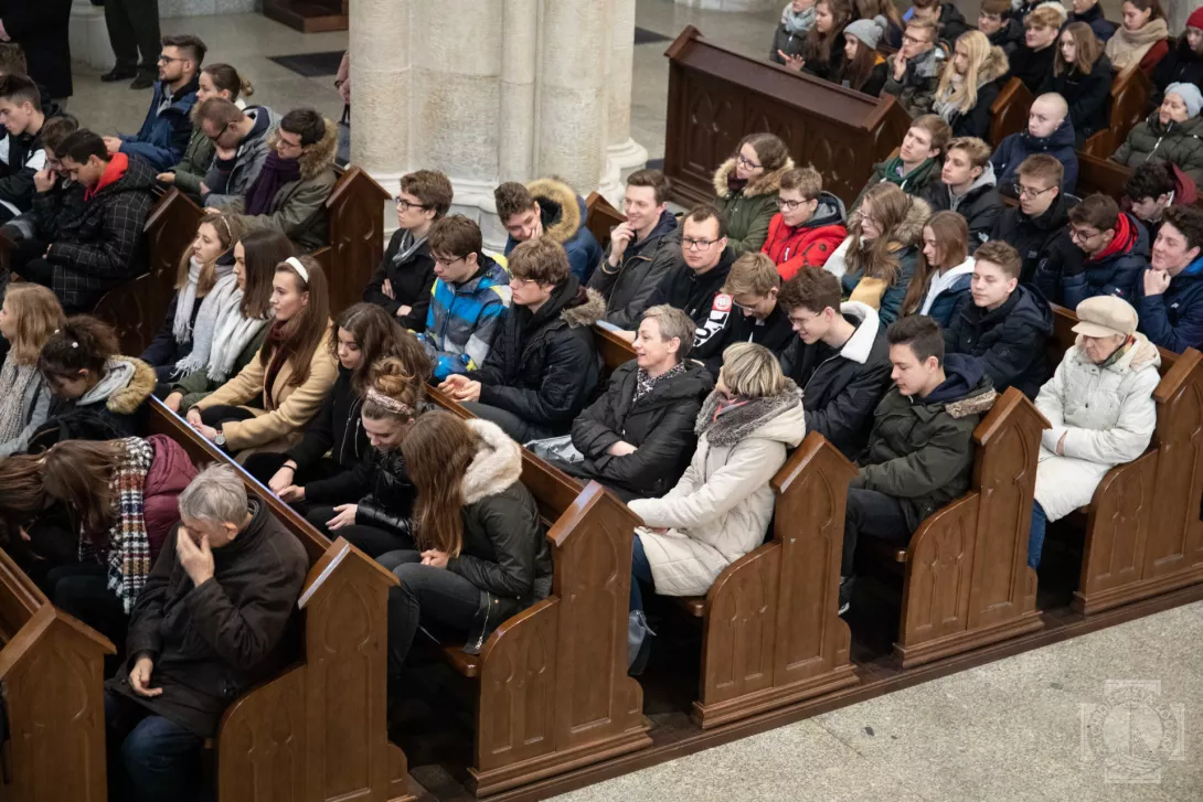 Adwentowy dzień skupienia z bp. G. Rysiem dla łódzkich szkół katolickich w Katedrze (fot. www.archidiecezja.lodz.pl).