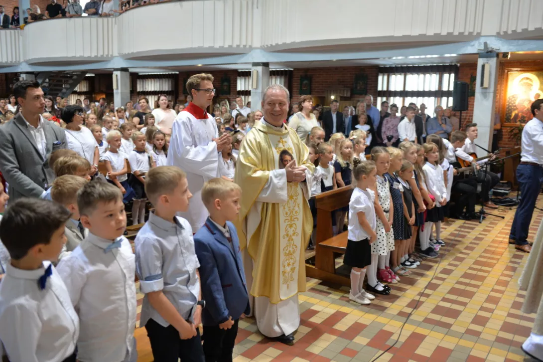 Ks. Dyrektor na rozpoczęcie Mszy św. (fot. Piotr Drzewiecki)