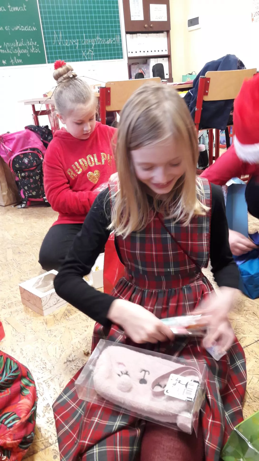 Rozpakowywanie prezentów- wielka frajda dla dzieciaków.