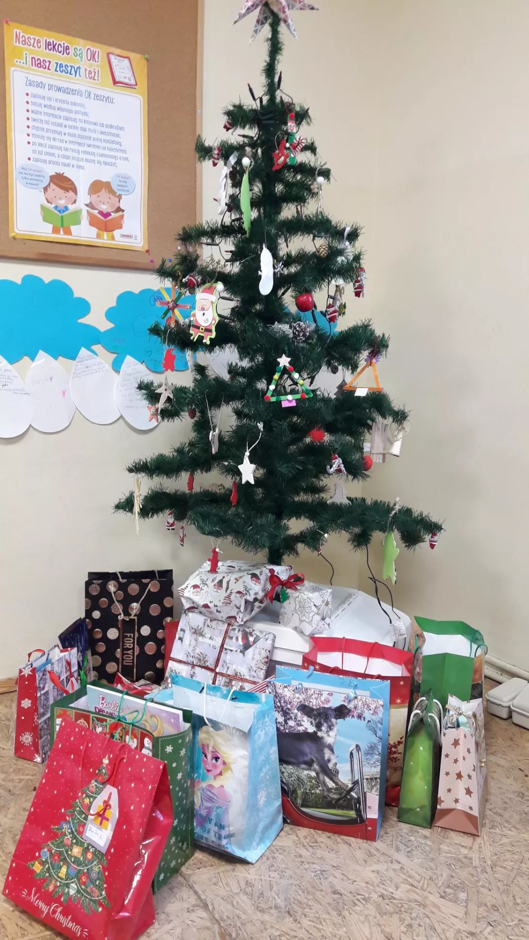 Choinka będzie piękniała z każdym dniem grudnia ale to, co najważniejsze już jest!